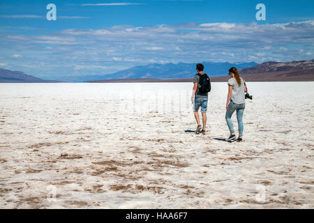 Paare, die in der Mitte der Badwater Basin, Death Valley Nationalpark, Kalifornien, USA Stockfoto