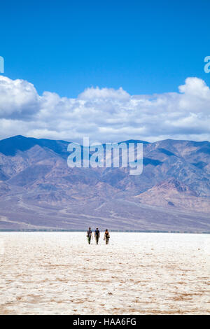 Drei Fotografen Fuß in der Mitte der Badwater Basin, Death Valley Nationalpark, Kalifornien, USA Stockfoto