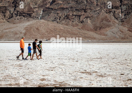 Familie, Wandern in der Salz-Becken, Badwater Basin, Death Valley Nationalpark, Kalifornien, USA Stockfoto