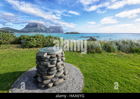 Sonnenuhr mit Blick auf die Lagune, mit Mt Gower und Mt Lidgbird in der Ferne, Lord-Howe-Insel, New-South.Wales, NSW, Australien Stockfoto