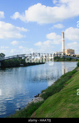 Ein Fuß Brücke über dem Yarkon Strom und Reading Power Station. Tel Aviv, Israel Stockfoto