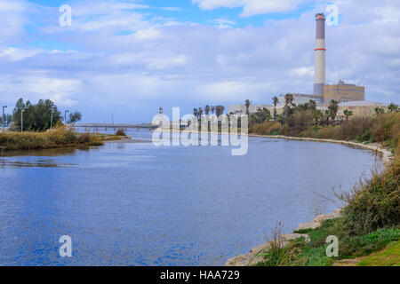 Winter-Szene mit Yarkon Stream, Reading Power Station, Leuchtturm, Wauchope Brücke und Möwen in Tel-Aviv, Israel Stockfoto