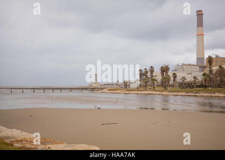 Winter-Szene mit Yarkon Stream, Reading Power Station, Leuchtturm, Wauchope Brücke und Möwen in Tel-Aviv, Israel Stockfoto