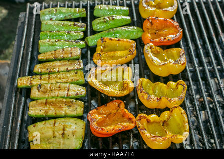 Holzkohle-Grill mit Gemüse Paprika, Zucchini und Gurke Stockfoto