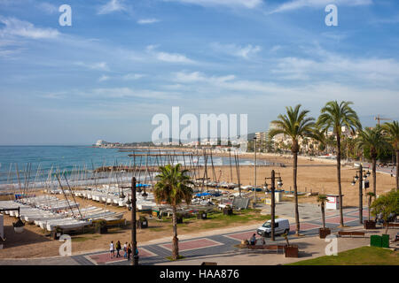 Spanien, Katalonien, Sitges, Küstenstadt am Mittelmeer, Strand mit Segelbooten Stockfoto