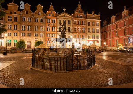 Stadt Danzig bei Nacht in Polen, Altstadt, lange Marktstraße mit Neptun-Brunnen, beherbergt historische Wohnhaus mit Giebeln Stockfoto