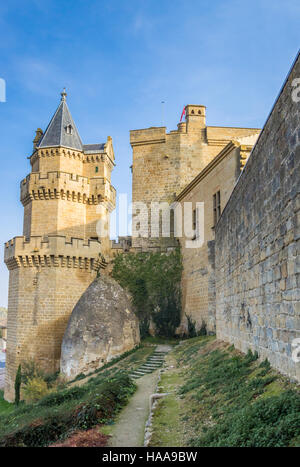 Historische Burg in der Mitte von Olite, Spanien Stockfoto