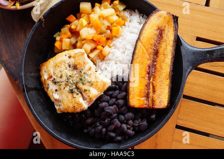 Traditionellen costaricanischen Casado Mahlzeit mit Reis, Bohnen, Bananen und Fisch Stockfoto