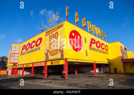 HANNOVER / Deutschland - 27. November 2016: Deutsche poco Möbelhäuser (Einrichtungsmaerkte) Marke auf einer poco-Markt Stockfoto