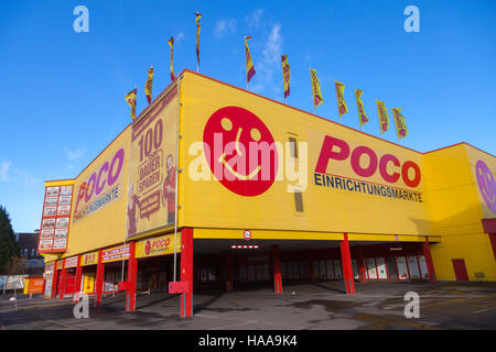 HANNOVER / Deutschland - 27. November 2016: Deutsche poco Möbelhäuser (Einrichtungsmaerkte) Marke auf einer poco-Markt Stockfoto