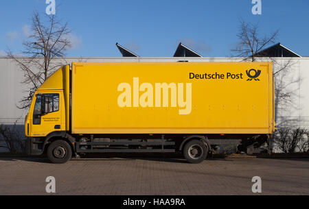 HANNOVER / Deutschland - 27. November 2016: Deutsche Post Service (Deutsche Post) Logo auf einem gelben Iveco-LKW. Stockfoto