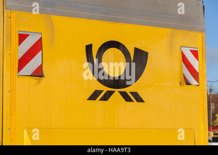 HANNOVER / Deutschland - 27. November 2016: Deutsche Post Service (Deutsche Post) Logo auf einem gelben Container Stockfoto