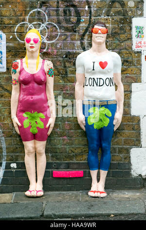 Zwei Comic-Modellfiguren in Buxton Straße abseits der Londoner Brick Lane Stockfoto