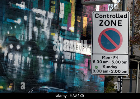 Kontrollierte Zone Schild mit Auto Graffiti Hintergrund in der Hanbury Street der Londoner Brick Lane Stockfoto