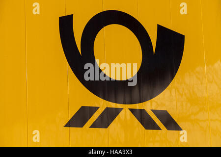 HANNOVER / Deutschland - 27. November 2016: Deutsche Post Service (Deutsche Post) Logo auf einem gelben Container Stockfoto