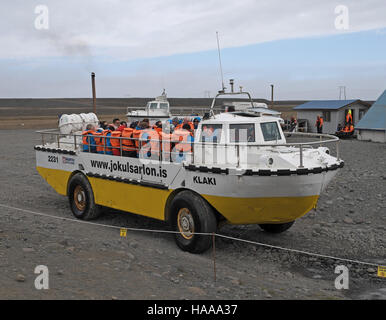 Touristen, die eine Tour durch die Lagune Jökulsárlón ein Amphibienboot Vatnajökull-Nationalpark, Süd-Ost-Island ab. Stockfoto