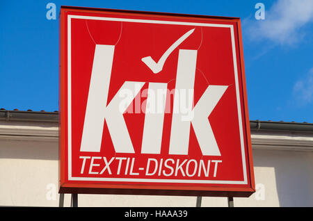 HANNOVER / Deutschland - 27. November 2016: Deutsche KiK Markennamen in einem Speicher. KiK ist eine deutsche Textil-Discounter-Kette mit Sitz in Boenen Stockfoto