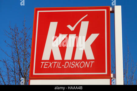 HANNOVER / Deutschland - 27. November 2016: Deutsche KiK Markennamen in einem Speicher. KiK ist eine deutsche Textil-Discounter-Kette mit Sitz in Boenen Stockfoto