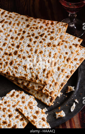 Matza Cracker traditionell gegessen, während das jüdische Pessachfest Stockfoto