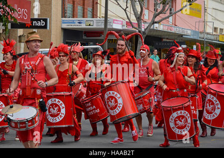 Samba Blisstas Trommelgruppe ausführen auf dem Murwillumbah Tweed Vally Banane festival Stockfoto