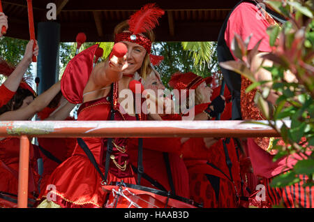 Samba Blisstas Trommelgruppe ausführen auf dem Murwillumbah Tweed Vally Banane festival Stockfoto