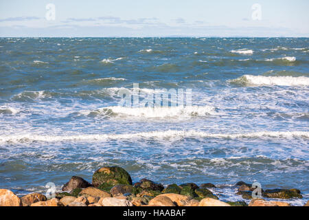 Meeresbrandung rolling in auf einem Felsen am Strand Stockfoto