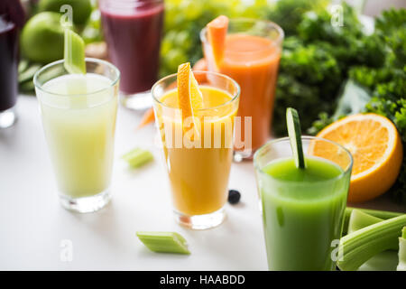 Gläser mit verschiedenen Frucht- oder Gemüsesäfte Stockfoto
