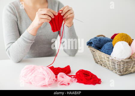 Frau Hand stricken mit Nadeln und Garn Stockfoto