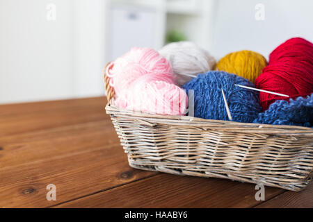 Korb mit Stricknadeln und Wollknäuel Stockfoto