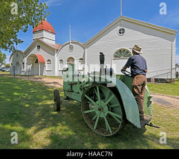 Rumely Traktor Dampfmaschine vor dem historischen Pavillon an der Glen Innes Showground in New England new-South.Wales Stockfoto