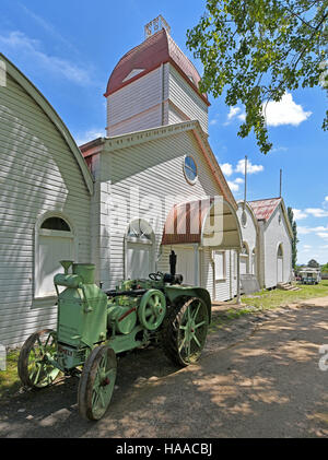 Rumely Traktor Dampfmaschine vor dem historischen Pavillon an der Glen Innes Showground in New England new-South.Wales Stockfoto