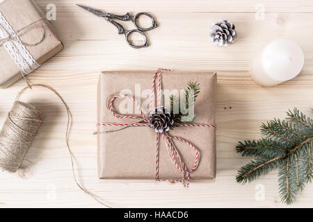 Weihnachts-Geschenk-Box mit leeren Platz für Stempel, Mock-up, Ansicht von oben. Fertige Gegenstände festgelegt. Hölzerne Hintergrund. Stockfoto