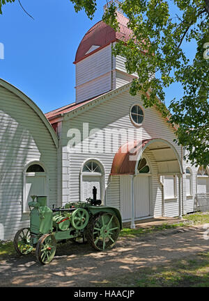 Rumely Traktor Dampfmaschine vor dem historischen Pavillon an der Glen Innes Showground in New England new-South.Wales Stockfoto