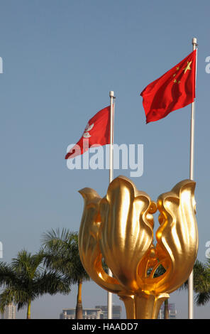 China, Hongkong, Wan Chai, Golden Bauhinia Square, Hong Kong und China Fahnen, Stockfoto