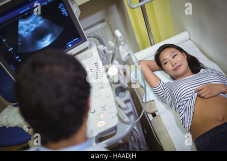 Arzt tun Ultraschall für Patienten Stockfoto