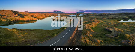 Blick auf die einzigartigen Felsformationen am Kalfastrond See Myvatn, Island. Bild aufgenommen mit einer Drohne. Stockfoto