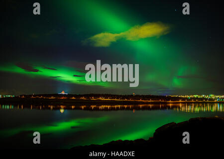 Aurora Borealis oder das Nordlicht über Fossvogur, Reykjavik, Island Stockfoto