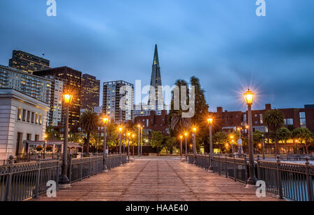 Skyline von San Francisco nach Sonnenuntergang von Pier 7 betrachtet. Langzeitbelichtung. Stockfoto