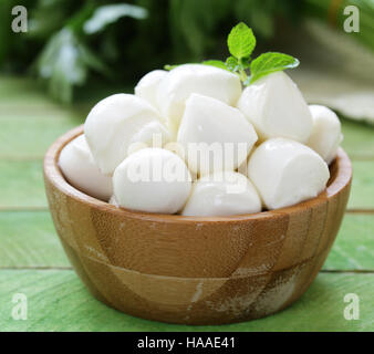 Mini-Mozzarella-Käse in einer Holzschale Stockfoto