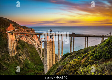 Bixby Bridge (Rocky Creek Bridge) und Pacific Coast Highway bei Sonnenuntergang in der Nähe von Big Sur in Kalifornien, USA. Langzeitbelichtung. Stockfoto