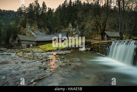 Alte hölzerne Wassermühle am National Nature Reserve Kvacianska Dolina in der Slowakei nach Sonnenuntergang.  Es wurde restauriert und dient als museum Stockfoto