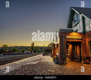 Historischer Bahnhof in Flagstaff bei Sonnenuntergang. Stockfoto