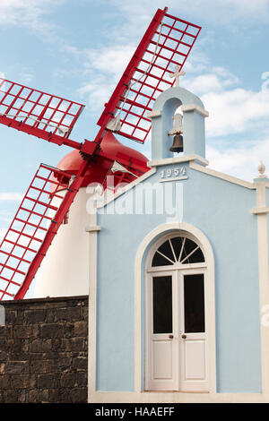 Azoren traditionelle Kapelle, Imperio und Windmühle in Sao Miguel. Portugal. Vertikal Stockfoto