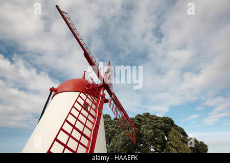 Azoren traditionellen roten und weißen Windmühle in Sao Miguel. Portugal. Horizontale Stockfoto