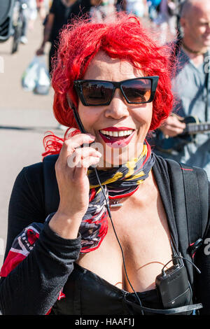 England, Ramsgate. Jeremy Corbyn Rallye. Frau Sänger mit orangen Haaren und mit Sonnenbrille, entlang der Promenade zu singen. Auge - Kontakt. Stockfoto