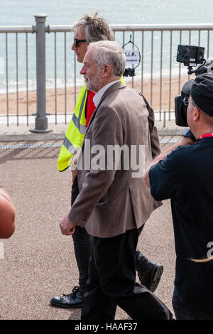 Jeremy Corbyn Rallye. Jeremy zu Fuß entlang der Strandpromenade in Ramsgate mit Tagesmüttern um ihn herum und drücken Sie Bilder aufnehmen. Stockfoto