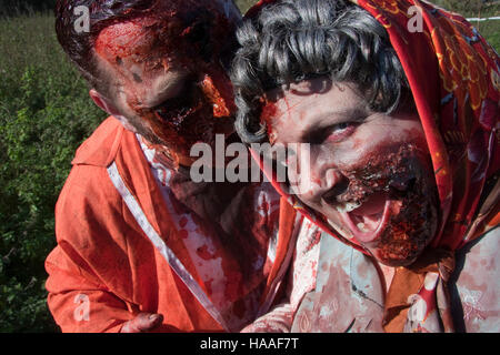 Blutbeflecktes Zombie-Paar bei einer Zombie Evakuierung Veranstaltung in Cambridge Stockfoto