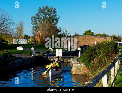 Öffnen Sie zwei Männer paddeln Kanu auf der Bridgewater und Taunton Kanal, untere Maunsel, Somerset, England UK Stockfoto