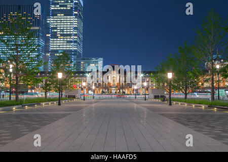 Gehweg vor Tokyo Station in der Nacht, Tokyo, Japan Stockfoto