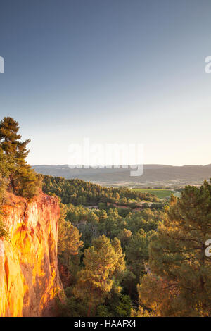 Die berühmten roten Klippen in der Nähe von Roussillon in der Provence. Stockfoto